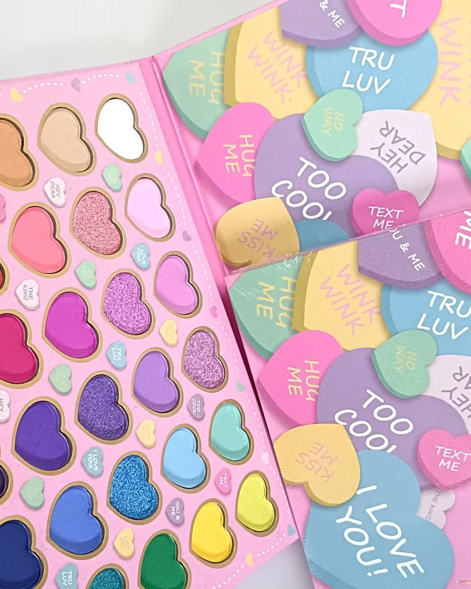 Paleta de sombras con forma de corazones en colores pastel